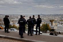 Des policiers d'élite entrent dans la basilique de Notre-Dame de Nice après un attentat le 29 octobre 2020