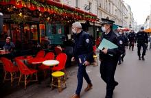 Des policiers patrouillent le 6 octobre 2020 à Paris