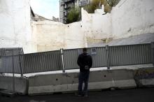Un homme devant l'emplacement des immeubles effondrés il y a deux ans rue d'Aubagne à Marseille le 3 novembre 2020