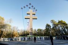 La patrouille de France survole le mémorial Charles de Gaulle à Colombey-les-deux-Eglises (Haute-Marne), le 9 novembre 2020