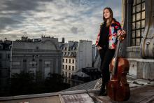 La violoncelliste Camille Thomas, sur le toit de l'Institut de France, à Paris, le 10 novembre 2020