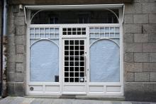 Un magasin fermé dans le centre de Saint-Malo, le 16 novembre 2020