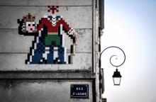 Une oeuvre "street art" de l'artiste français Invader sur un immeuble de Versailles, le 4 novembre 2020