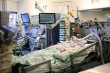 Un patient atteint du Covid, dans l'unité de soins intensifs de l'hôpital universitaire d'Aix-la-Chapelle, en Allemagne, le 10 novembre 2020