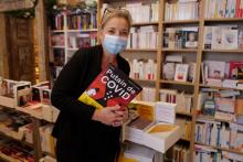 La libraire Florence Kammermann dans sa boutique de Cannes, ouverte malgré l'interdiction le 13 novembre 2020