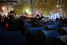 Les forces de l'ordre évacuent un camp de migrants dans le centre de Paris, le 23 novembre 2020
