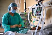 Une infirmière s'occupe d'un patient atteint du coronavirus dans l'unité de soins intensifs du Centre hospitalier de l'Europe, le 4 novembre 2020 à Port-Marly, près de Paris