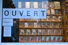 Une librairie de Saint-Malo affiche "OUVERT ou presque..." le 16 novembre 2020