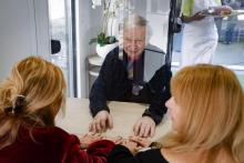 Guy, 93 ans, avec ses deux filles Elisabeth (d) et Véronique dans un mobile-home où ils peuvent déjeuner ensemble, le 12 novembre 2020 à l'Ehpad Beauregard, à Villeneuve-Saint-Georges, près de Paris