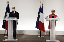 La ministre française du Travail Elisabeth Borne (d) et le Premier ministre français Jean Castex le 26 novembre 2020 à Paris.