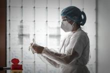 Une infirmière s'occupe d'un malade du Covid dans une unité de soins intensifs au Centre Hospitalier de l'Europe à Port Marly, le 7 novembre 2020