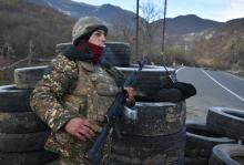 Un soldat arménien en faction devant un barrage sur la ligne de démarcation sur la route de Kalbajar le 25 novembre 2020