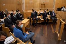 Les prévenus du procès pour homicide involontaire d'un élève-officier de Saint-Cyr en 2012 font face au frère de la victime (au premier plan), le 23 novembre 2020 à Rennes