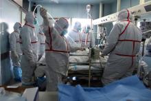 Un patient est pris en charge par des médecins d'un hôpital du Wuhan, dans la province chinoise de H