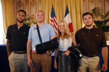 De gauche à droite: Anthony Sadler, Spencer Thone, l'ambassadeur des Etats-Unis en France Jane Hartley, Alek Skarlatos, le 23 août 2015 à Paris