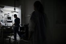 Du personnel médical s'occupe d'un patient au sein de l'unité Covid de la polyclinique privée Jean Villar à Bruges (Gironde), le 3 décembre 2020