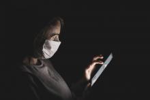 Casques connectés, bracelets biométriques et données Facebook: les solutions pour contrôler l’épidémie dans le monde