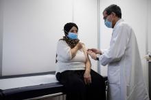 Une femme se fait vacciner le 17 février 2021 dans un centre Covid-19 ouvert à Bobigny pour les plus de 75 ans ou en situation vulnérable