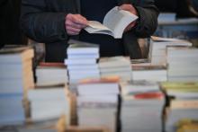 Alors que le marché du livre est en berne, les Français lisent toujours autant et aimeraient même lire davantage s'ils en avaient le temps, relève mercredi l'étude bisannuelle du Centre national du li