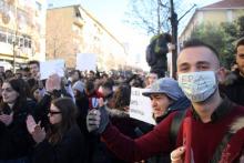 Des étudiants manifestent dans les rues de Tirana le 7 décembre 2018 pour demander des meilleures conditions et la baisse des frais