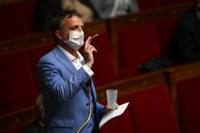 Le député Francois-Michel Lambert brandit un joint à l'Assemblée le 4 mai 2021 pour défendre la légalisation du cannabis proposée par une mission parlementaire
