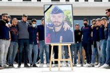 Des collègues policiers autour de la photo du brigadier Eric Masson lors d'un rassemblement au commissariat d'Avignon pour lui rendre hommage, le 9 mai 2021