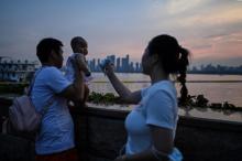 Une famille chinoise au bord de la rivière Yangtze à Wuhan
