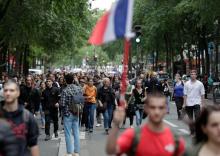 Des gens manifestent à Paris contre les annonces d'Emmanuel Macron sur le pass sanitaire, la vaccination et la "dictature", le 14 juillet 2021.