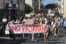 Des manifestants opposés à la vaccination contre le Covid-19 et le pass sanitaire défilent à Perpignan, le 17 juillet 2021