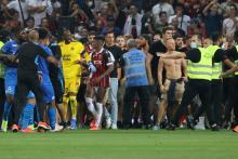 Des supporters envahissent le terrain lors du match de Ligue 1 Nice-Marseille après d'une bouteille en plastique a été lancée sur le joueur marseillais Dimitri Payet, le 22 août 2021 à Nice