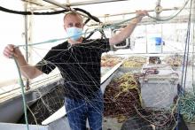 Jeremy Devogel montre un filet "100% biodégradable et compostable" en cours d'expérimentation à Boulogne-sur-Mer, le 11 août 2021