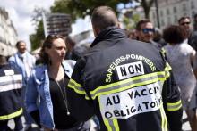 Un pompier participe à une manifestation contre l'obligation vaccinale le 7 août 2021 à Nantes