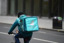 Un livreur Deliveroo à vélo, le 26 mars 2021 à Londres