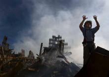 Un pompier new-yorkais réclame un renfort de dix sauveteurs sur les ruines du World trade Center le 15 septembre 2001.