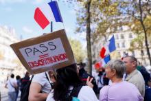 Des personnels de santé manifestent contre l'obligation vaccinale pour les soignants et contre le pass sanitaire, à Paris le 11 septembre 2021