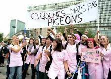Quelque 2.000 de sage-femmes défilent à Paris pour réclamer une revalorisation de leur travail, le 04 octobre 2011