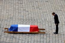 Emmanuel Macron s'incline devant le cercueil de "l'ultime héros des Compagnons de la Libération", Hubert Germain, décédé à l'âge de 101 ans, durant un hommage national à l'Hôtel des Invalides à Paris,