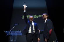 Le maire d'extrême droite de Béziers (Hérault) Robert Ménard (D) et le polémiste Eric Zemmour, le 16 octobre 2021 à Béziers