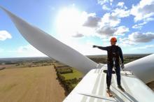 Yannick Jadot, candidat d'Europe ecologie les verts (EELV) pour l'élection présidentielle de 2022 est monté le 22 octobre au sommet d'une éolienne à St Père en Retz en Loire atlantique pour défendre c