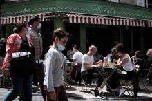 Des passants devant la terrasse d'un restaurant à Bordeaux le 9 août 2021