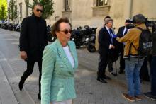 La fille d'Hélène Pastor, Sylvia Ratkowski-Pastor (c), arrive au tribunal d'Aix-en-Provence pour l'ouverture du procès en appel du gendre d'Hélène Pastor, le 18 octobre 2021