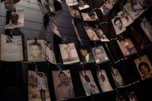 Des photos de victimes du génocide des Tutsi en 1994 au Rwanda, affichées au mémorial du génocide de Kigali, le 7 avril 2021