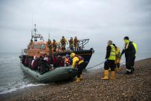 Un gendarme maritime recherche des migrants tentant de traverser la Manche, le 12 août 2021