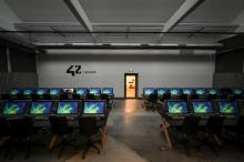 Une classe équipée d'ordinateurs, photographiée le 4 novembre 2021, attend ses premiers élèves, dans l'école informatique d'un nouveau genre, "42", imaginée par le milliardaire Xavier Niel et qui va o