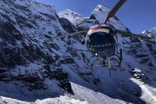Un hélicoptère participant aux recherches de trois alpinistes français disparus dans l'Himalaya, le 1er novembre 2021 à Ama Dablam