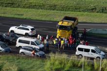 Des manifestants bloquent une route avec un camion, le 23 novembre 2021 lors d'une grève générale à Fort-de-France, en Martinique