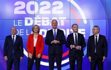 Les candidats LR à l'élection présidentielle de 2022 Eric Ciotti, Valérie Pécresse, Michel Barnier, Philippe Juvin et Xavier Bertrand lors d'un débat télévisé sur les plateaux de BFM TV à Paris, le 14