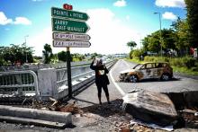 Des manifestants bloquent une route lors d'une grève générale, le 23 novembre 2021 à Fort-de-France, en Martinique