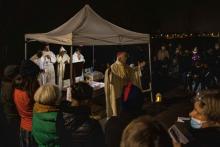 L’évêque d'Arras Mgr Olivier Leborgne célèbbre une messe de Noël pour les migrants, le 24 décembre 2021 à Calais