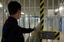 Un surveillant dans un couloir de la prison de Fleury-Mérogis, le 15 septembre 2021 près de Paris